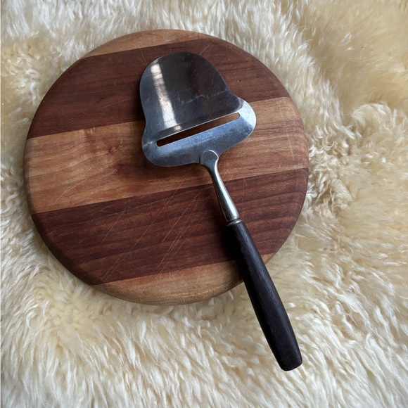 Vintage Cheeseboard and Slicer - Picture 3 of 8